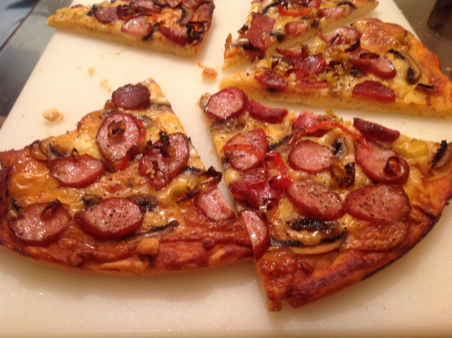 Pizza cu cabanos si cascaval Pizza cu cabanos si cascaval