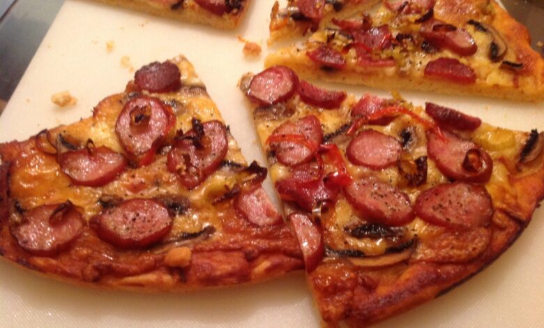 Pizza cu cabanos si cascaval