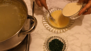 Supa de pui cu galuste de gris cum se fac galustele