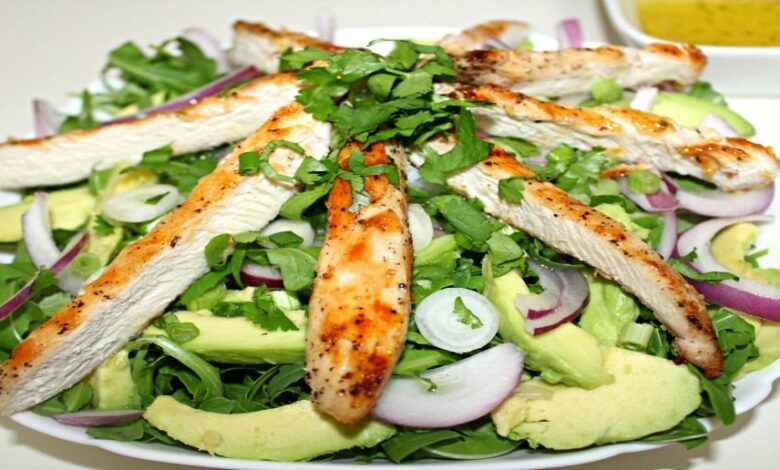 Salata cu piept de pui si avocado