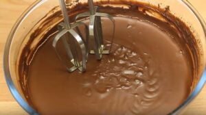 tort de ciocolata cu piersici crema de la frigider