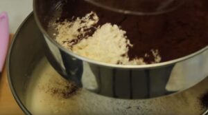 Tort de ciocolata cu piersici faina si cacao
