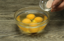Prajitura cu nectarine si afine oua si sare