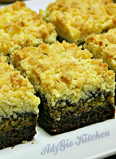 Prajitura cu nuca si blat ras o prajitura cu nuca delicioasa si textura unui crumble