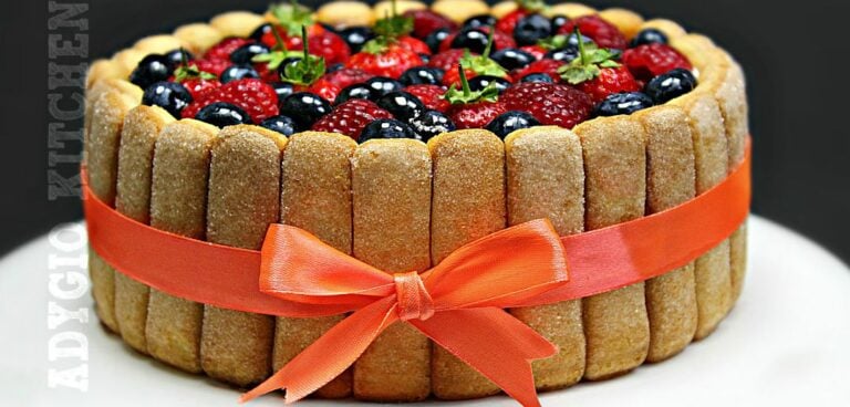 Tort Tiramisu cu fructe de padure si mascarpone adygio kitchen