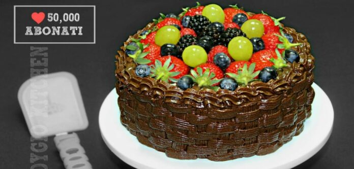Tort de ciocolata Cosulet cu fructe adygio kitchen Tort de ciocolata cu frisca Cosulet cu fructe adygio kitchen
