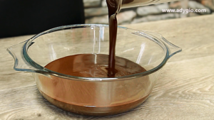 Crema de ciocolata pentru prajituri si torturi in castron