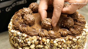 Tort Ferrero Rocher cu ciocolata si alune de padure ornare
