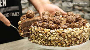 Tort Ferrero Rocher cu ciocolata si alune de padure servire