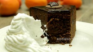Tort Sacher cu ciocolata si gem de caise felie de tort