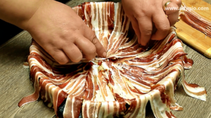 cartofi la cuptor cu bacon de jur imprejur, asezarea baconului pentru reteta de cartofi la cuptor
