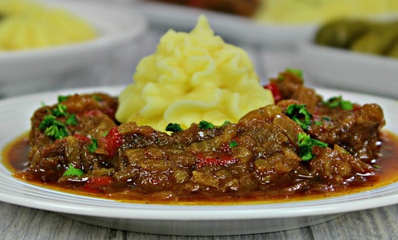 Tocanita de vita in sos de ceapa adygio kitchen
