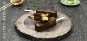 Inghetata de casa pe bat cu piscoturi si cacao