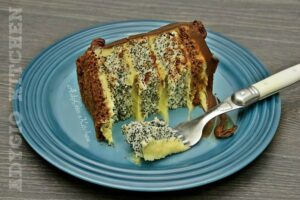 Tort Tosca cu blat cu mac si crema de vanilie mod de servire