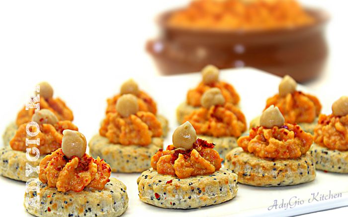 Hummus picant servit cu biscuiti sarati