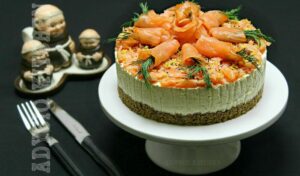 Tort aperitiv cu somon , smantana si paine crocanta