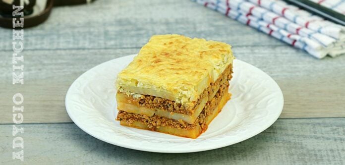 Musaca de cartofi cu carne tocata de porc,smantana si cascaval Musaca de cartofi cu carne tocata de porc,smantana si cascaval
