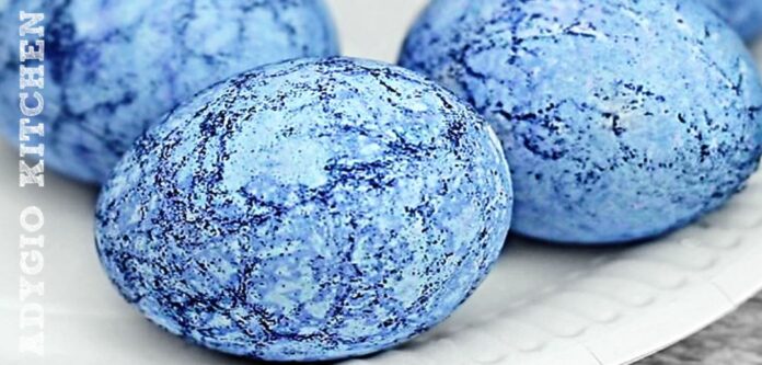 Oua de Pasti colorate cu hartie indigo adygio Oua de Pasti colorate cu hartie indigo adygio