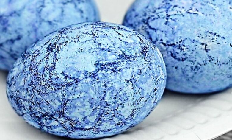 Oua de Pasti colorate cu hartie indigo adygio