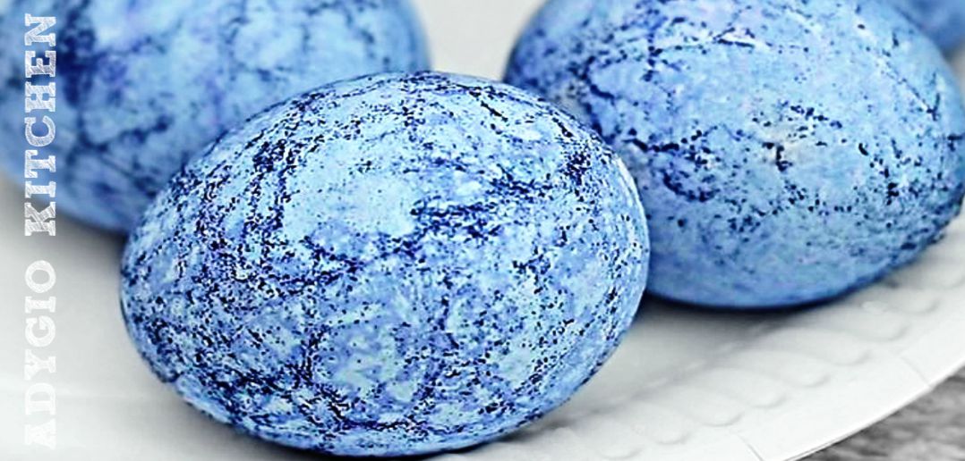 Oua de Pasti colorate cu hartie indigo adygio