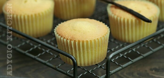 Reteta de cupcakes cu vanilie reteta cu reusita garantata Reteta de cupcakes cu vanilie reteta cu reusita garantata