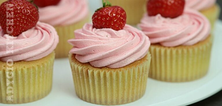 Cupcakes cu buttercream de capsuni reteta adygio kitchen