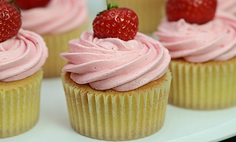 Cupcakes cu buttercream de capsuni reteta adygio kitchen