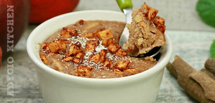 Prajitura cu mere la cana sau ramekin numita si mug cake cu mere Prajitura cu mere la cana sau ramekin numita si mug cake cu mere