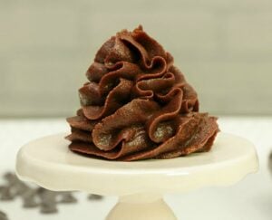 Crema de ciocolata si lapte condensat pentru torturi si prajituri de casa