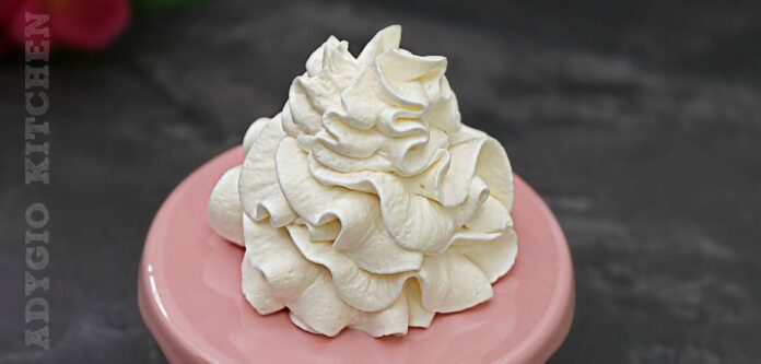 Crema de frisca sau reteta de crema de smantana pentru tort Crema de frisca sau reteta de crema de smantana pentru tort