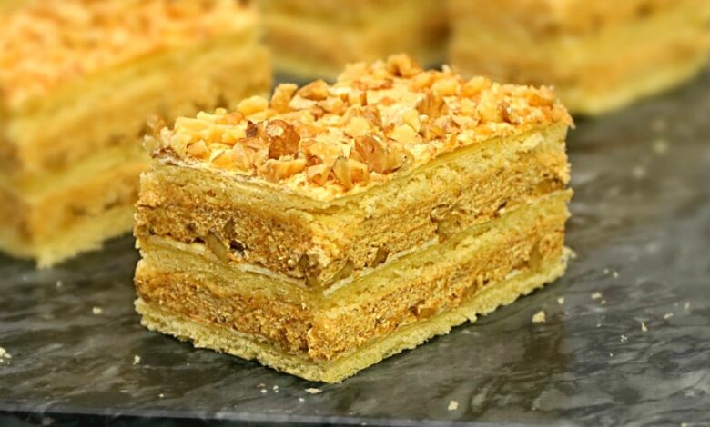 Prajitura regala cu foi cu nuca si bezea si crema de caramel adygio kitchen