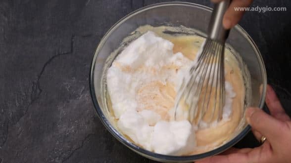 Clatite americane pufoase incorporarea albusurilor batute in aluatul de pancakes