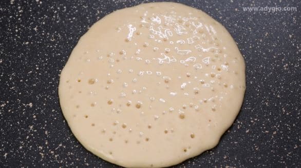 Secretele de preparare ale clatitelor americane sau pancakes.Mici bule care sa arate coacerea clatitelor americane