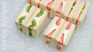 Sandvis cu fructe si branza