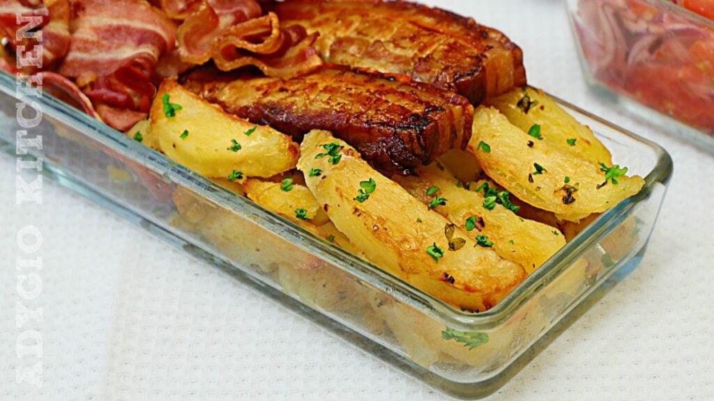 Cartofi la cuptor picurati cu slanina si bacon, reteta de cartofi deliciosi la cuptor