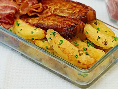 Cartofi la cuptor picurati cu slanina si bacon, reteta de cartofi deliciosi la cuptor