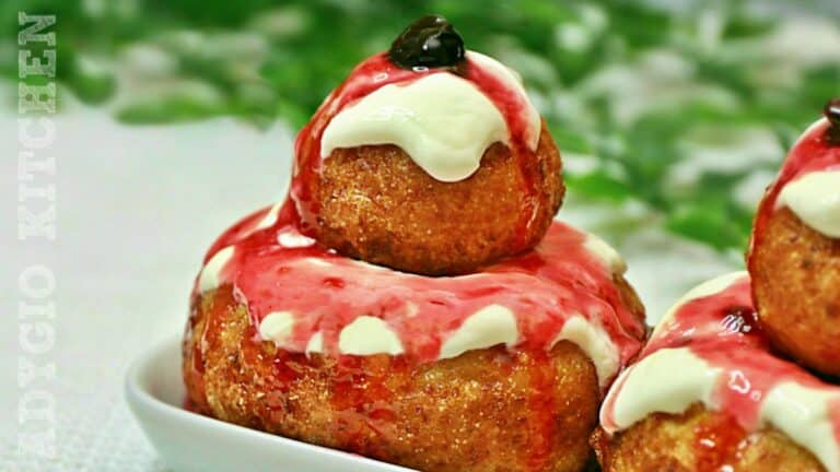 Papanasi prajiti pufosi cu smantana si dulceata de visine, reteta de papanasi babani