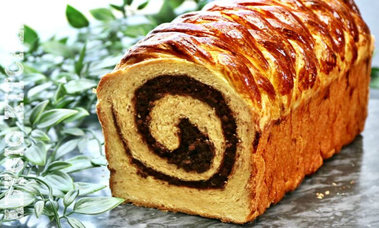 Cozonac domnesc cu nuca si halva, un cozonac pufos deosebit cu impletituri