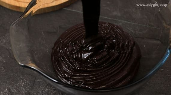 Tort de ciocolata, compozitie de ciocolata acoperita cu folie alimentara