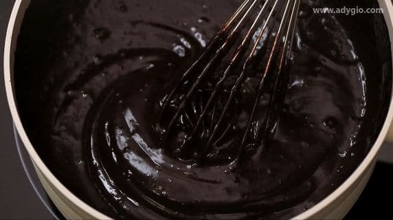 Tort de ciocolata - crema de ciocolata pe foc pana cand se ingroasa