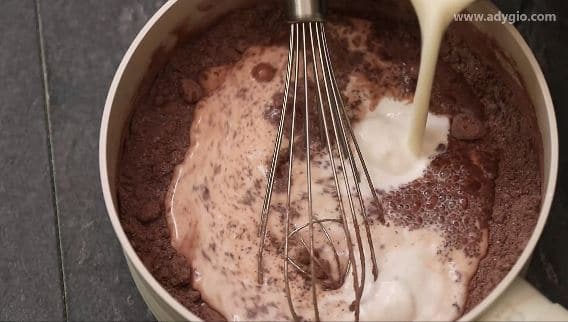 Tort de ciocolata cum se face crema - adaugare lapte