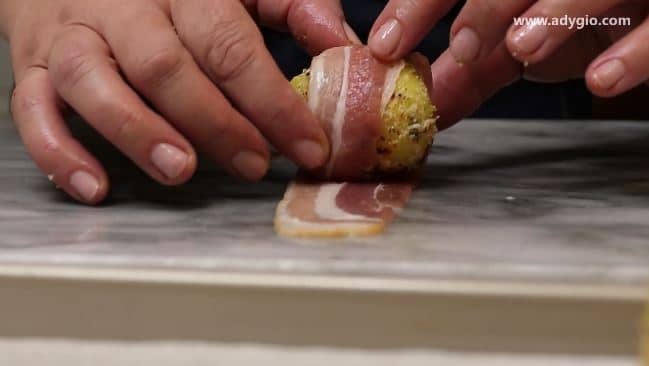 Cartofi aromati la cuptor rulare cartofi in bacon