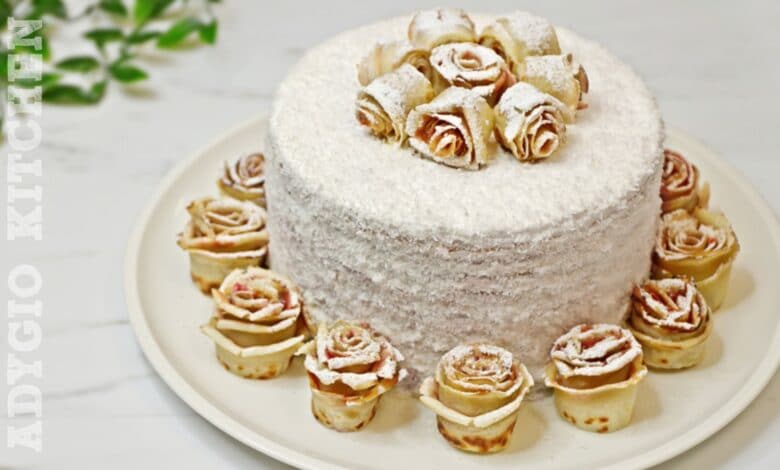 Tort de clatite Alba ca Zapada cu mascarpone si dulceata de zmeura, un tort de clatite cu trandafiri din clatite rulate pudrate cu zahar si umplute cu dulceata