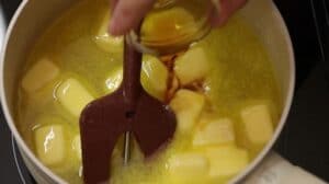 Ciocolata de casa sarea si esenta de vanilie in sirop