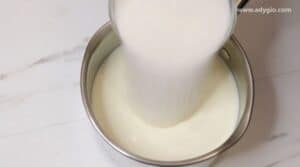 Aromarea laptelui pentru prajitura cu foi si crema de gris cu gem