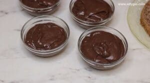 Crema fiarta de ciocolata impartita in 4 parti