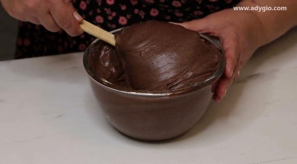 Crema fiarta de ciocolata pentru tortul cu nuca