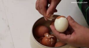 Decojirea oualor pentru oua umplute cu pasta de jumari