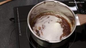 rotirea cratitei pentru caramelizarea zaharului