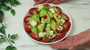 Salata cu avocado gata de servit